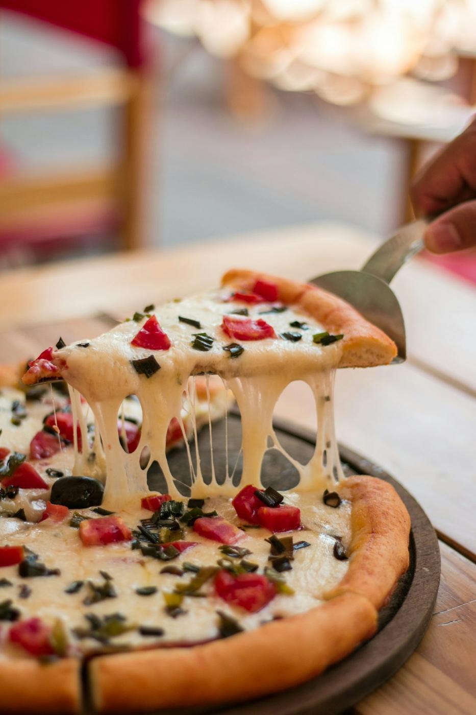Pizza bianca con salsiccia, tagliata a spicchi
